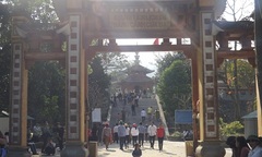 Du khách nô nức về Cửa Đạt dâng hương bà Chúa Thượng 